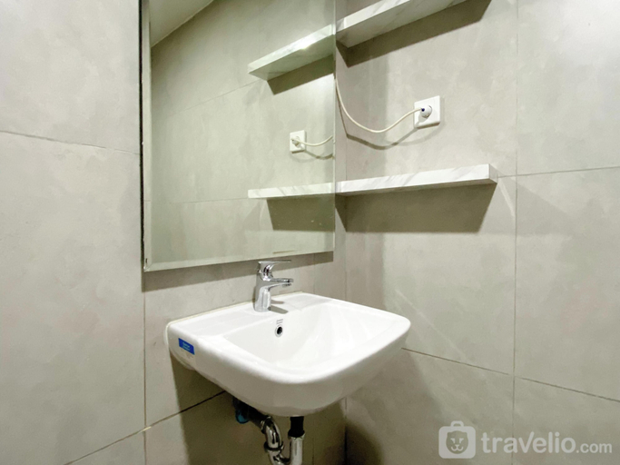 Bathroom 3, Homey And Warm Studio Pollux Chadstone Apartment, Cikarang