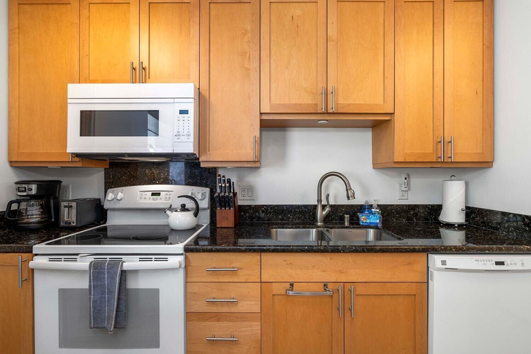 Private kitchen 4, Great Location AC & Wifi Concierge Included!, Hawaii