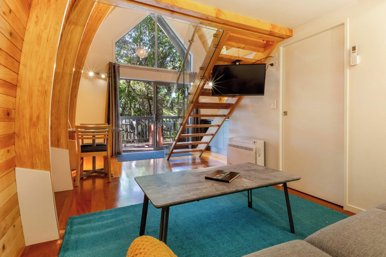 Living area 3, Onetangi Forrest Chalet, Auckland