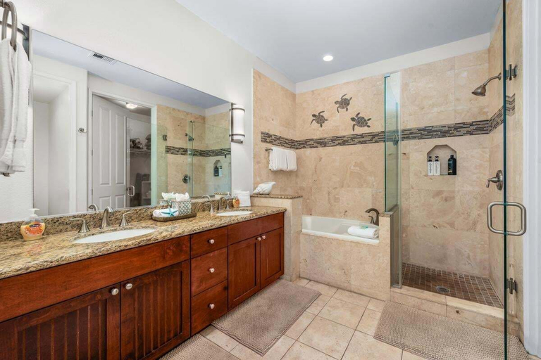 Bathroom 3, Relax & Unwind Infinity Pool, Spa, BBQ & Concierge Walk to A-bay - Vrkcv, Hawaii