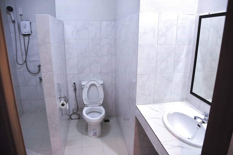 Bathroom 4, Chadaporn Mae Chaem Hotel, Mae Chaem