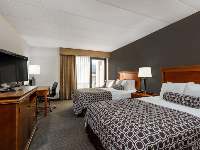 Bedroom 3, Ramada Plaza by Wyndham Cincinnati Sharonville, Cincinnati