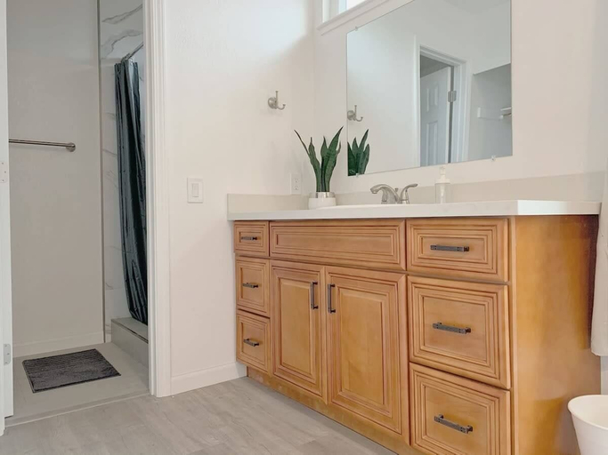 Bathroom 4, @ Marbella Lane - 4BR Alluring Home, Alameda
