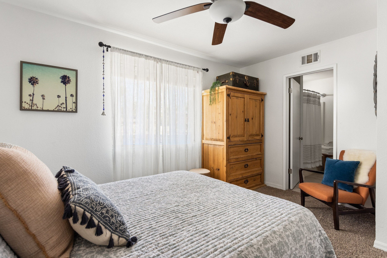 Room 5, Starlight Ranch - Hot Tub, Fire Pit & Grill 3 Bedroom Home, San Bernardino