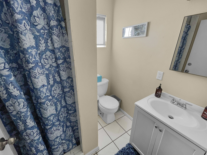 Bathroom 2, Grand Lodge 5 Bedroom Home, Mesa