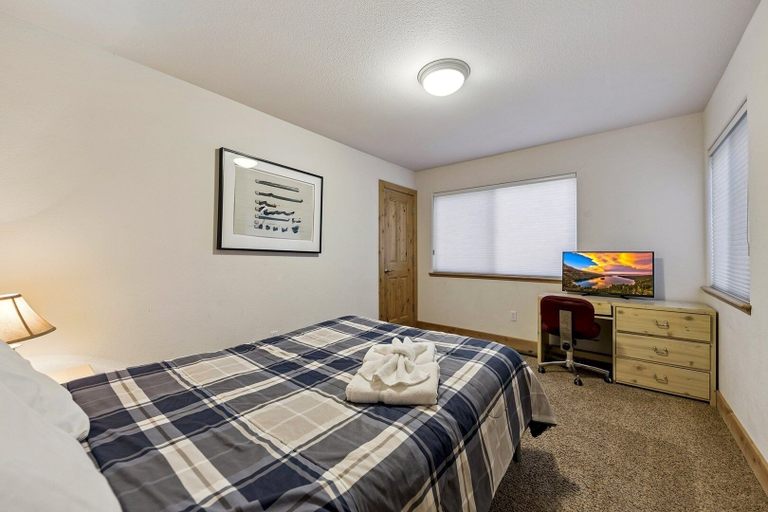 Room 2, 1800 High Meadows Trail 4 Bedroom Home by RedAwning, El Dorado