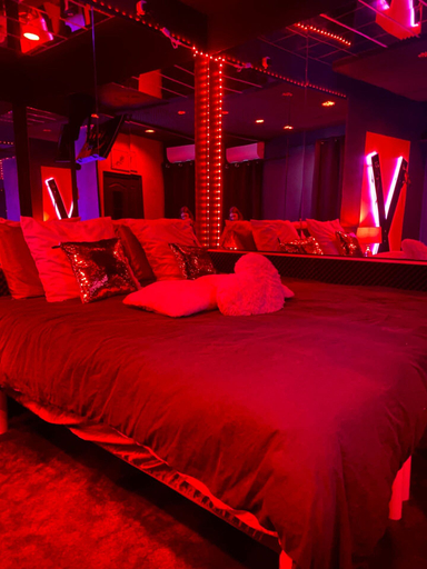 Room 5, Loveroom Toulon, Var