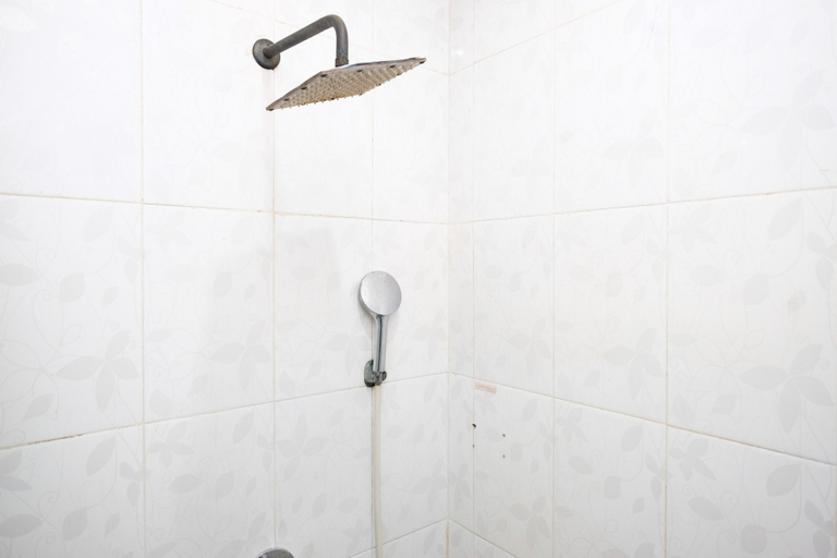 Bathroom 3, RedDoorz Plus @ Mahendradatta Denpasar, Denpasar