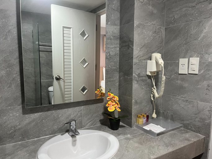 Bathroom 4, Kann Pattaya Hotel, Pattaya