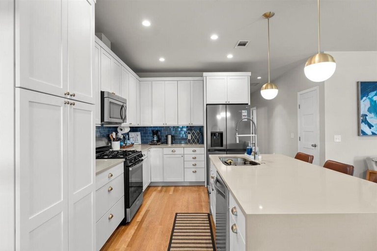 Private kitchen 4, Spacious 3BR w Parking Pet Friendly, Travis