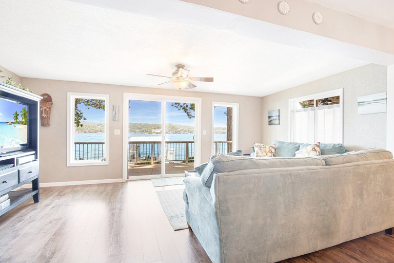 Living area 5, Unforgettable Views & Lakefront Firepit Nights, Camden