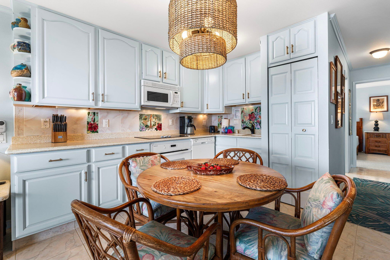 Private kitchen 4, Direct Ocean Front - Beautifully Updated - End Unit - Vrkcv, Hawaii