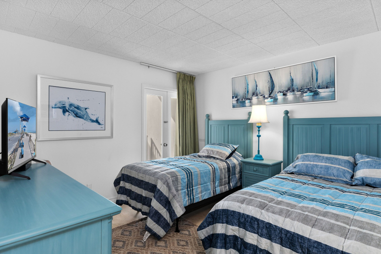 Room 3, Breakers Unit #307 2 Bedroom Condo by RedAwning, Cameron