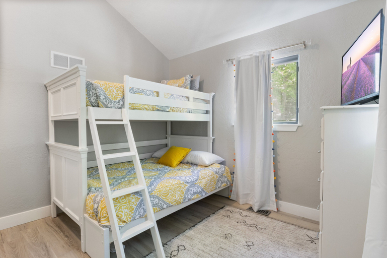 Room 5, Firepit, Hot Tub, Games In & Out, Spacious, Camden