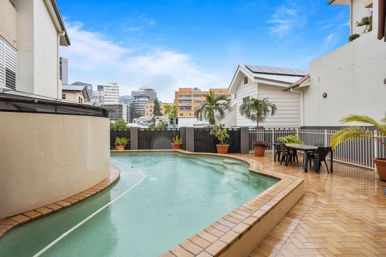 Sport & Beauty, Comfy 2-Bed with Pool and Secure Parking, Spring Hill