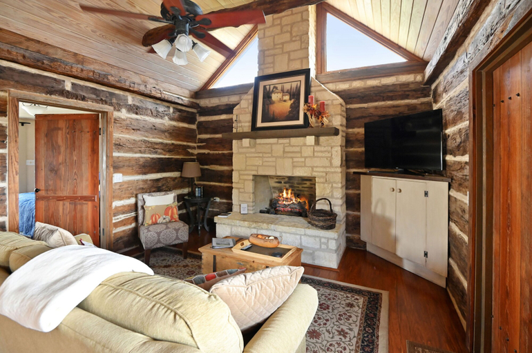 Interior 4, Czech 1 Bedroom Cabin by RedAwning, Gillespie
