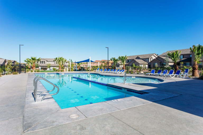 Pool 2, Spacious Villa 5 minutes to Lake State park by Redawning, Washington