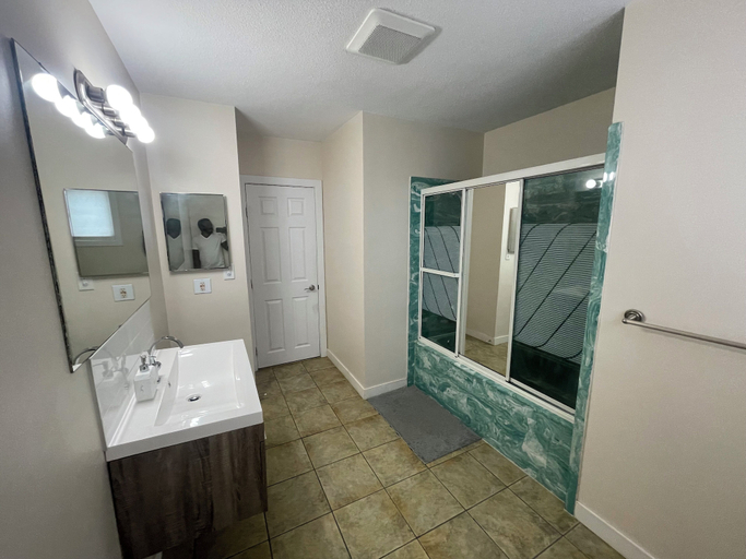 Bathroom 4, Lumi Deluxe, Division No. 11