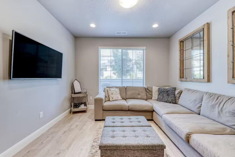 Others 4, The Modern Villa - Pet Friendly 3 Bedroom Townhouse, Washington