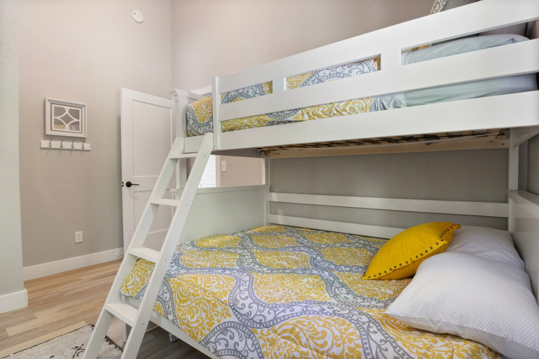Room 3, Firepit, Hot Tub, Games In & Out, Spacious, Camden