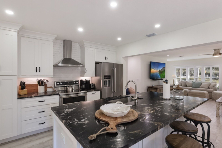 Private kitchen 5, Surf Riders 4 Bedroom Home, Manatee