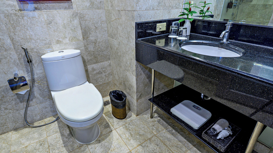 Bathroom 4, Business & Leisure Stay in Eastwood City, Quezon City