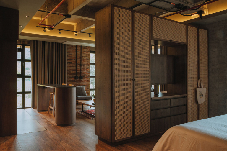 Room 5, Living 10-36 Dieztreintayseis Short & Long Term, Medellín