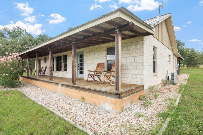 Terrace/patio 2, Pecan Farm Haus 2 Bedroom Cottage by RedAwning, Gillespie