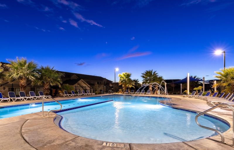 Pool 2, Desert Edge 3 Bedroom Townhouse by RedAwning, Washington