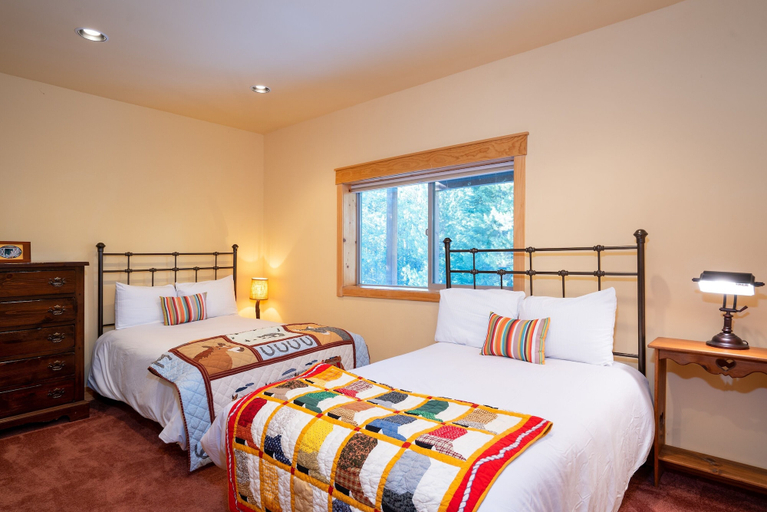 Room 2, Hillside Mountain Creek Haven 4 Bedroom Home, Nevada