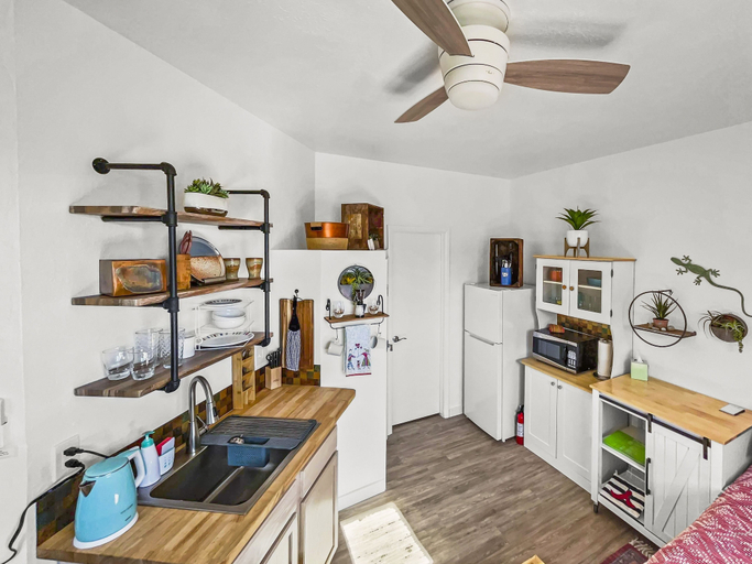 Private kitchen 3, Quaint Monument Retreat Studio, Mesa