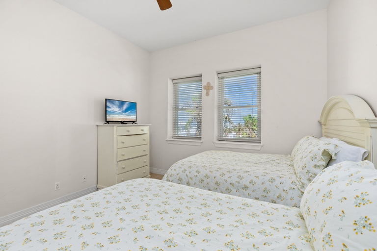 Room 5, Kar - Private House Just Steps From Beach Access 4 Bedroom Home by RedAwning, Cameron