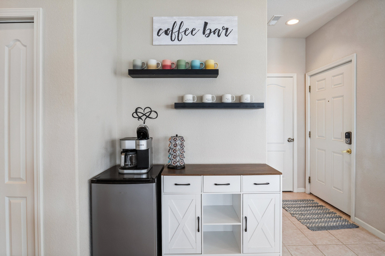 Private kitchen 4, Serene Lake View and Easy Access to Local Delights, Camden