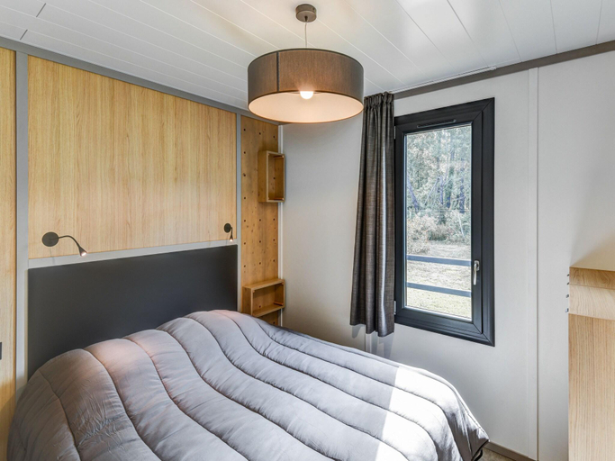 Bedroom 3, Secluded Chalet in Hourtin with Swimming Pool, Gironde