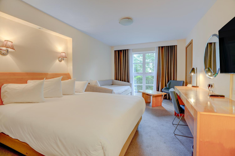 Bedroom 3, Sunday London Staines-upon-Thames Heathrow T5, Surrey