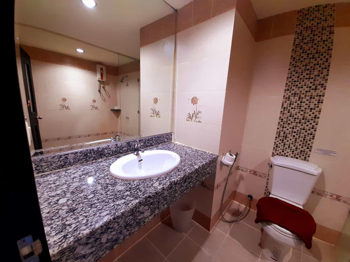 Bathroom 3, J&Y Lodge Hotel, Muang Chon Buri