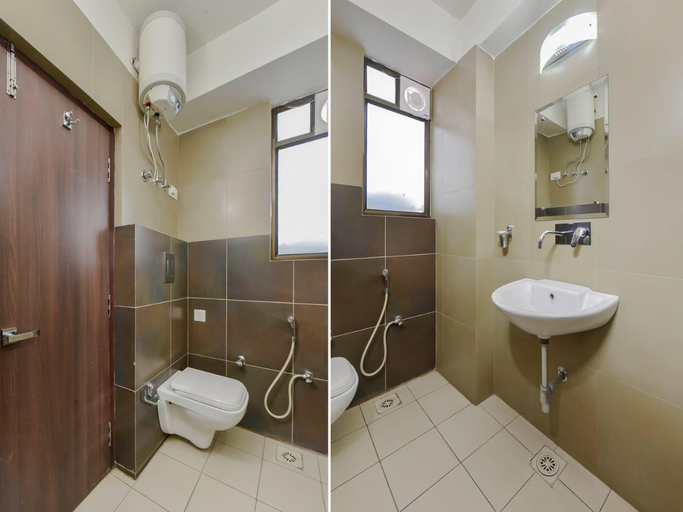 Bathroom 3, Hotel Vijaydeep Palace Near Delhi Airport, Delhi