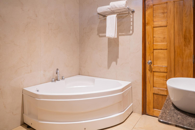 Bathroom 4, LA NICHOLAS - LAKE VIEW ( BY SUMMIT HOTELS), Ri Bhoi