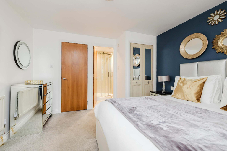 Bedroom 2, Stylish Apartment with Balcony in Old Town, Edinburgh
