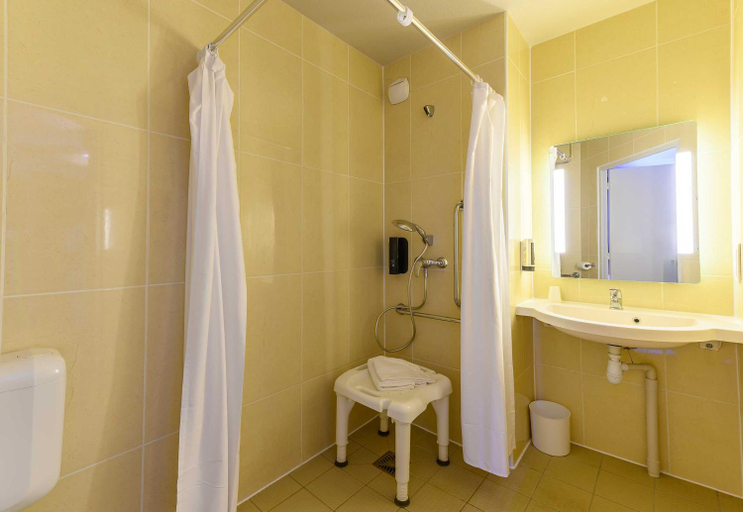Bathroom 4, B&B HOTEL Marne-la-Vallee Bussy-Saint-Georges, Seine-et-Marne