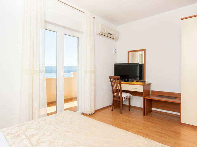 Bedroom 3, Charming Seaside Apartment, Omiš