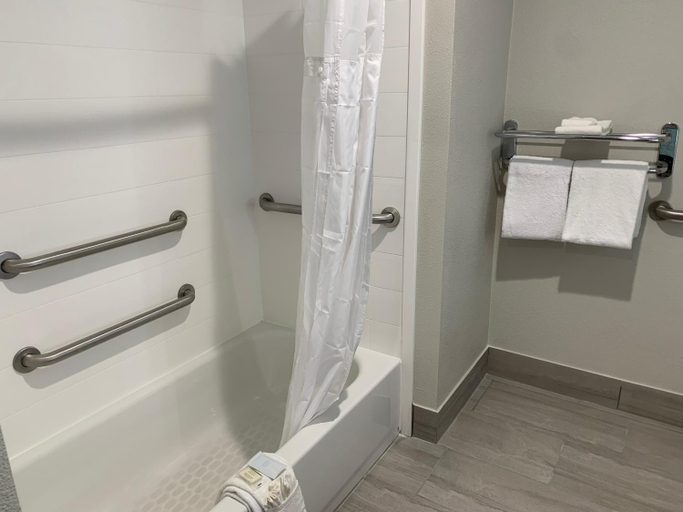 Bathroom 4, Holiday Inn Express & Suites Bridgeport, Wise