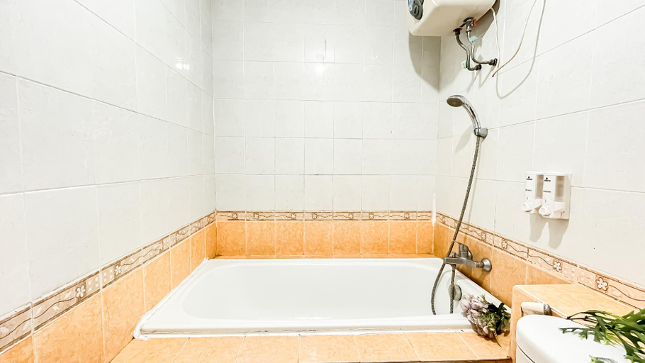 Bathroom 4, 2BR with Working Room at Grand Palace By Travelio, Jakarta Pusat