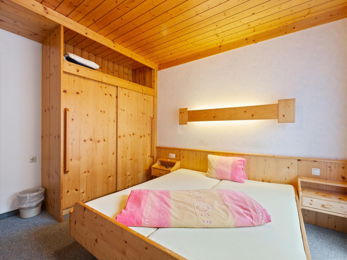 Bedroom 2, Apartment in Saalbach near Ski Slopes, Zell am See