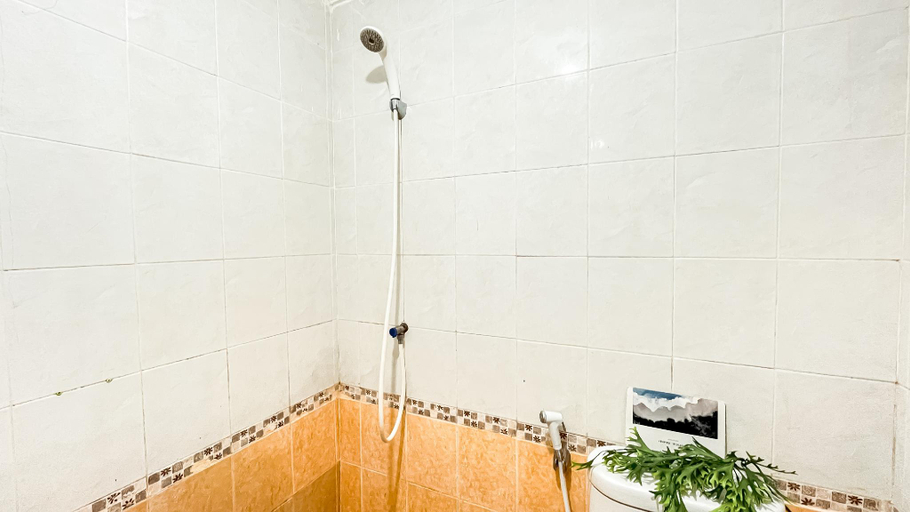 Bathroom 4, 2BR with Working Room at Grand Palace By Travelio, Central Jakarta