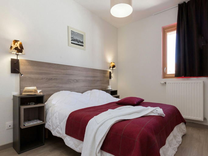 Bedroom 2, Chalet in Paradiski with Pool Spa, Savoie