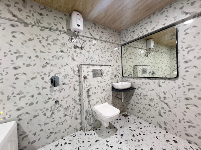 Bathroom 4, Setrac Orange, Thane