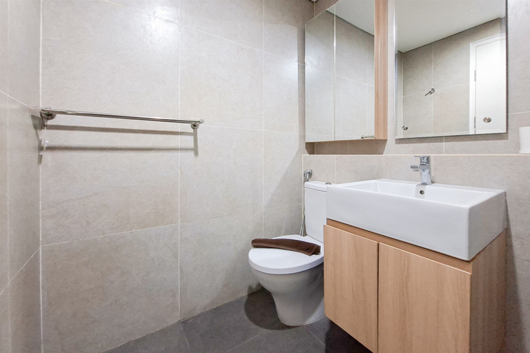 Bathroom 5, Modern Neutral 2Br At The Ayoma Apartment, Tangerang Selatan