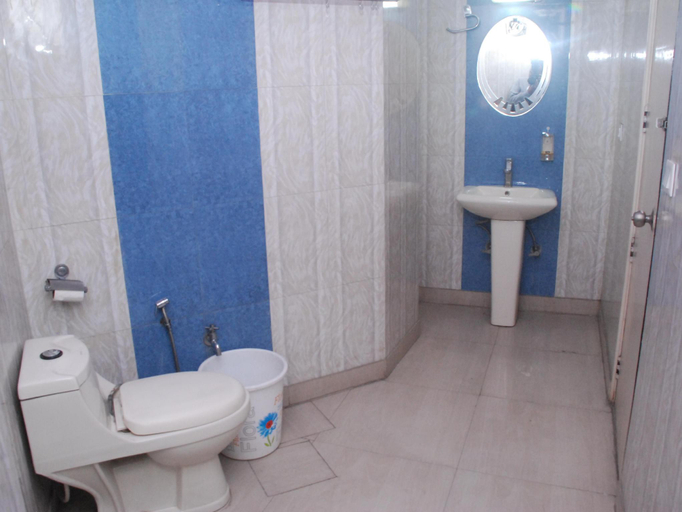 Bathroom 3, Airport Hotel Aerocity Inn, Delhi
