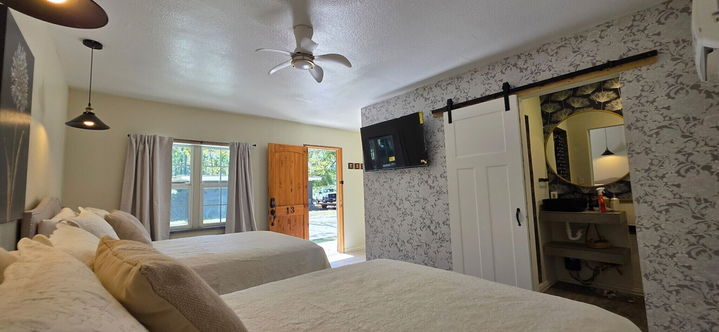 Room 4, The Tally Motel, Leon